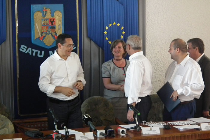 Premierul Victor Ponta a înmânat primarilor sătmăreni contractele de finanțare a unor investiții