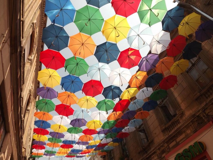 Stradă pietonală din Arad, acoperită cu 400 de umbrele