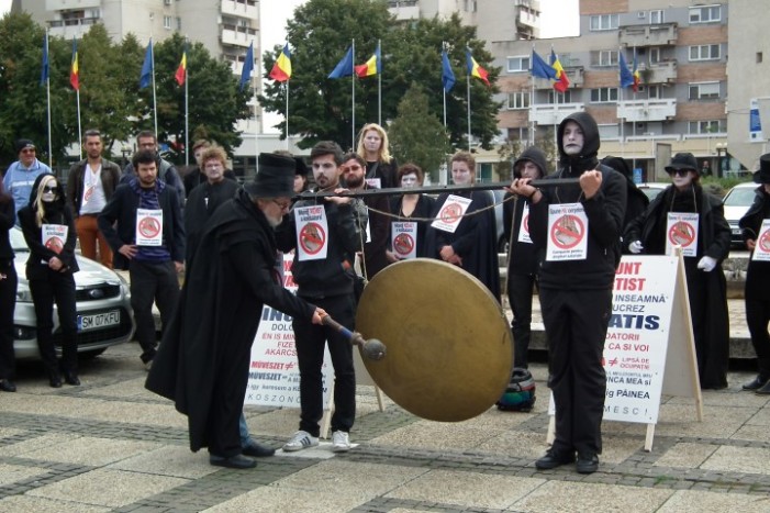 Angajații Teatrului de Nord au protestat în fața Palatului Administrativ (Galerie foto)