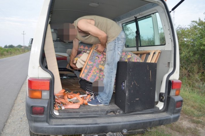 S-a ascuns într-o canapea pentru a ieși ilegal din țară
