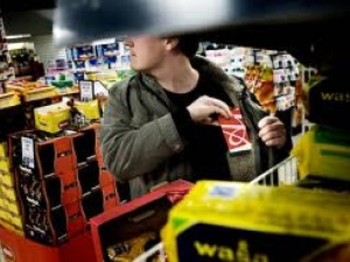 A furat bere, ţigări şi napolitane dintr-o alimentară din Botiz