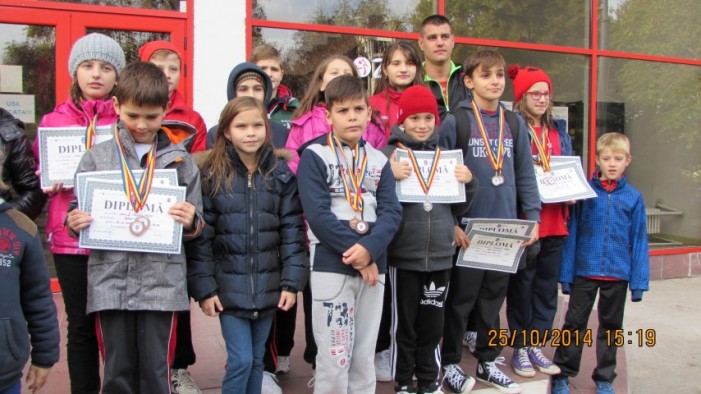 12 medalii pentru înotătorii sătmăreni la „Cupa Aradului”