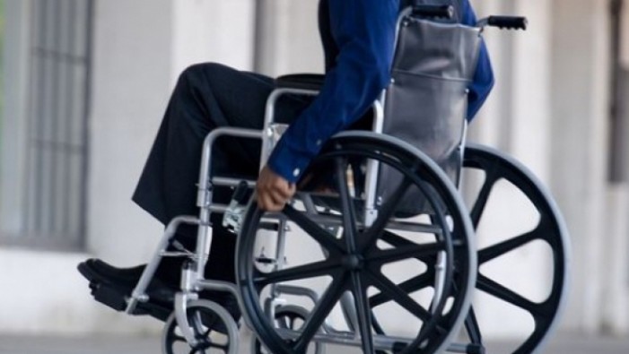 Persoanele cu dizabilităţi se plâng că secţiile şi cabinele de votare nu sunt accesibilizate