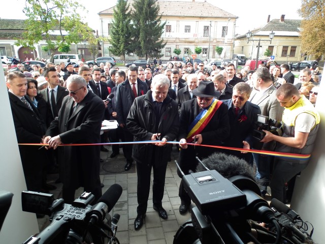 Victor Ponta a participat la inaugurarea noului sediu al Primăriei din Carei