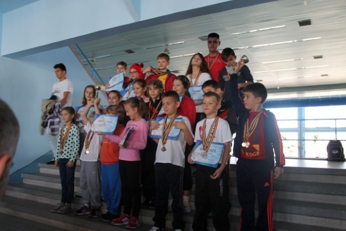 45 de medalii pentru înotătorii sătmăreni la Memorialul „Gheorghe Demeca” din Baia Mare