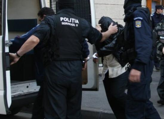 Mascații au percheziționat casa părinților unui polițist local din Odoreu