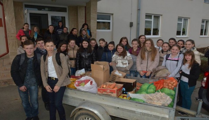 Voluntarii SNAC de la Liceului Tehnologic „Ionită G. Andron” au donat legume, fructe şi alimente
