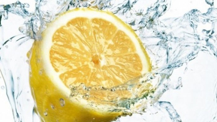 Vezi beneficiile consumului de apă cu lămâie