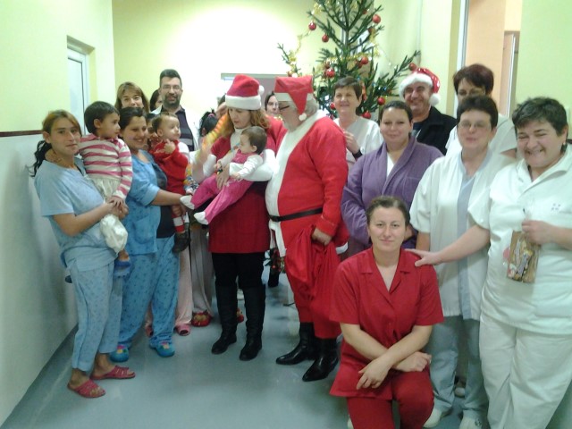 Moș Crăciun și Crăciunița au împărțit cadouri pacienților internați în Spitalul din Tășnad