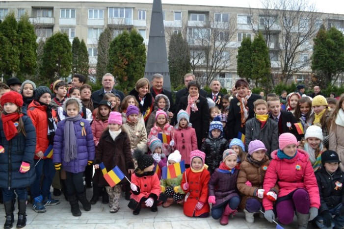 Sute de negreșteni s-au prins în Hora Unirii de „Ziua Națională a României”
