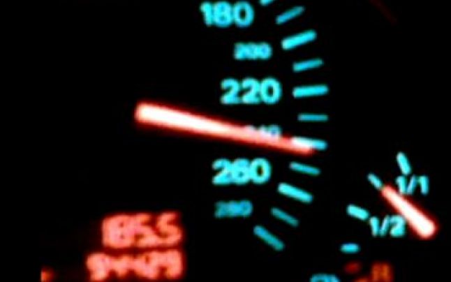 Tânăr din Sebeş, prins în timp ce conducea cu 224 km/h pe Autostrada Transilvania