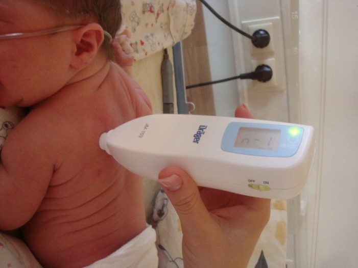 Campania „O Cană de Fericire” aduce un bilirubinometru Secției de Neonatologie a SJU