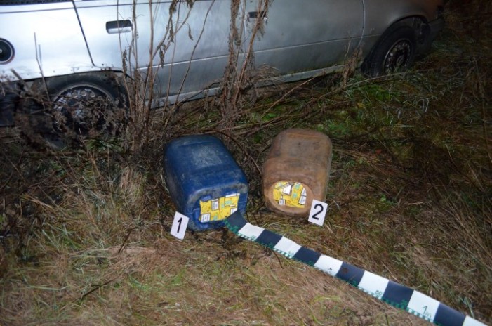 Țigări de contrabandă ascunse în recipiente din plastic