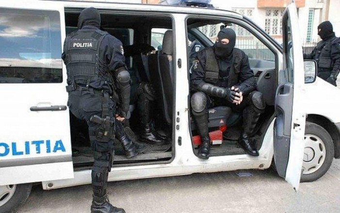 Percheziții la contrabandiștii cu țigări din capitală