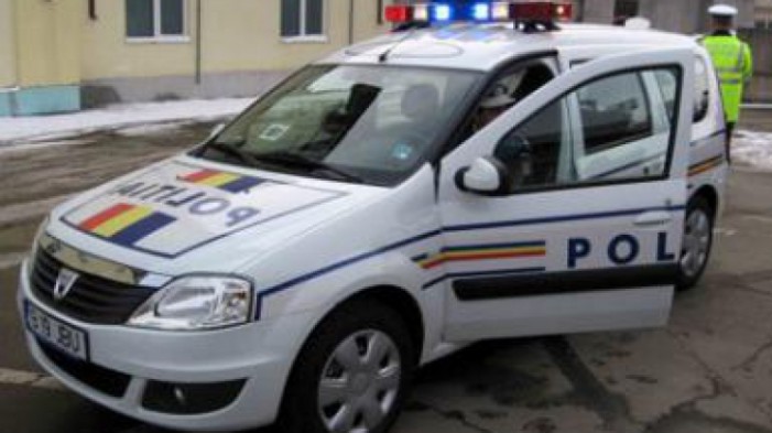 Un polițist a condus zece ani mașina poliției fără permis