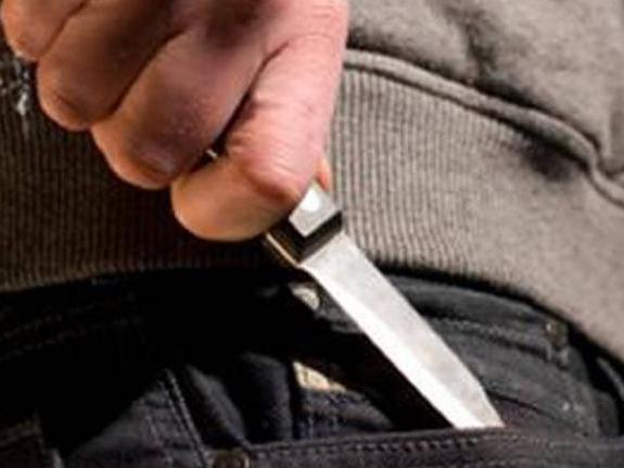 Bărbat bătut şi ameninţat cu un cuţit de către rude
