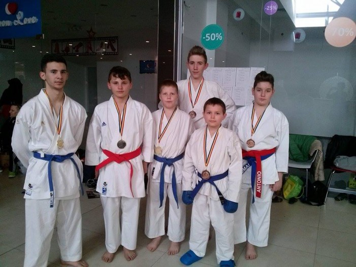 12 medalii pentru karateka din Carei, la Campionatul Naţional Şcolar
