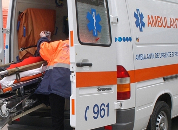 A căzut de la etajul unei clădiri A căzut de la etajul unei clădiri