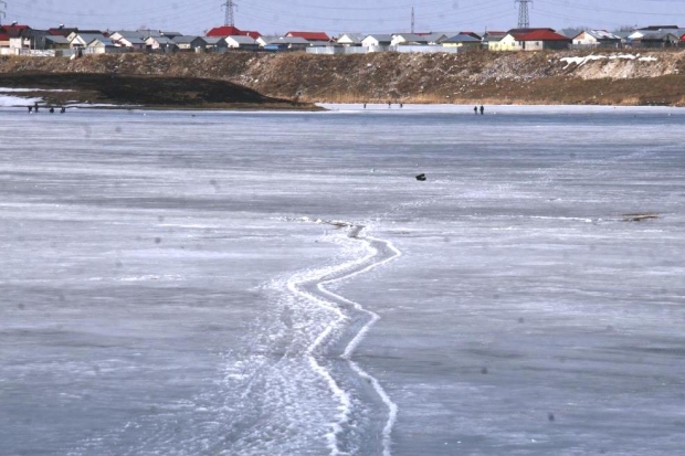 Doi copii au murit sub gheață în localitatea Santău