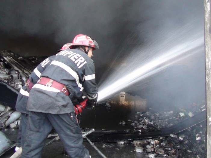 Doi bărbați s-au intoxicat cu fum în urma unui incendiu
