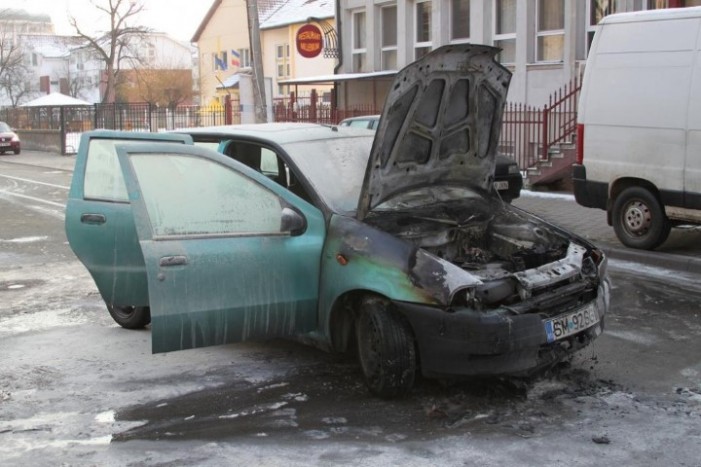 O mașină înmatriculată în Satu Mare a ars în Alba Iulia