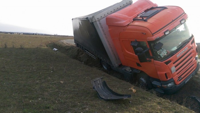 Un TIR s-a răsturnat în șanț
