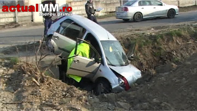 O mașină înmatriculată în Satu Mare a plonjat într-un canal din Baia Mare (Foto&Video)