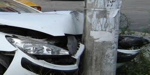 S-a oprit cu mașina într-un stâlp