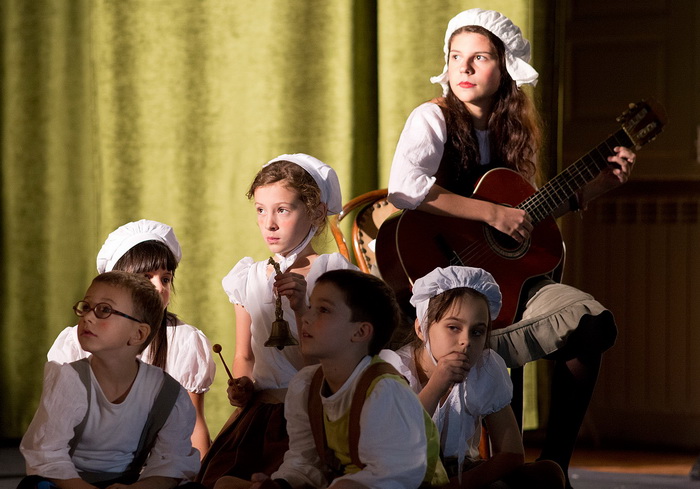 Spectacol de teatru cu copii, jucat gratuit la Tășnad și Satu Mare