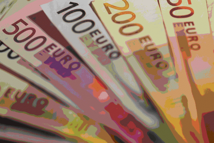 Euro stă de opt săptămâni peste pragul 4,5 lei