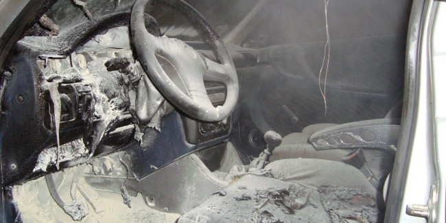 O mașină a luat foc, la ieșirea din Hurezu Mare