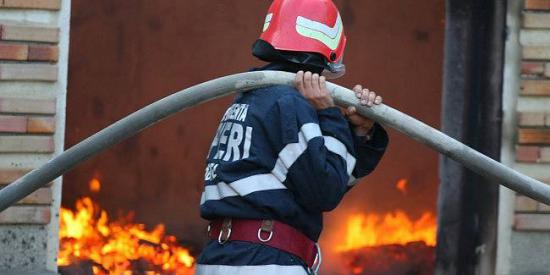 Incendiu la o casă din Negrești-Oaș, după ce un copil s-a jucat cu focul