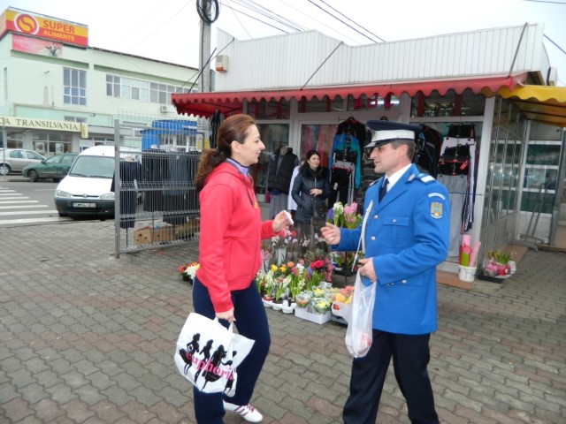 Jandarmii au oferit mărțișoare femeilor din Satu Mare