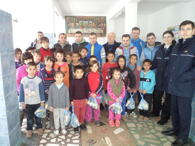 Deținuții sătmăreni le-au donat alimente orfanilor