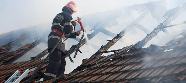 Incendiu în localitatea Doba. O tânără de 18 ani a suferit arsuri grave