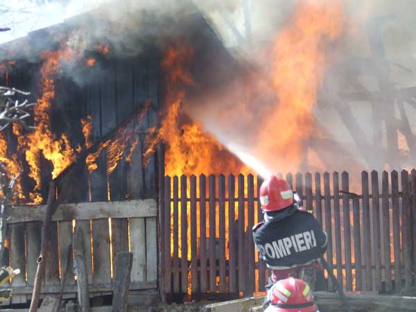 Incendiu la o casă din Pișcolt