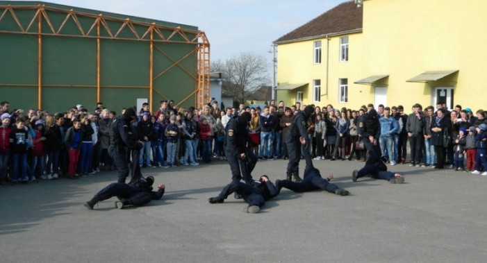 Jandarmii au susținut exerciții demonstrative la Liceul „Anghel Saligny” din Turț