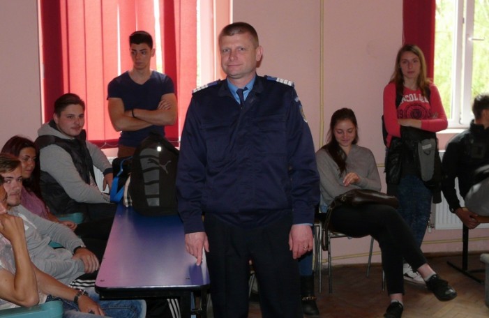 Jandarmii sătmăreni, în vizită la Liceul cu Program Sportiv