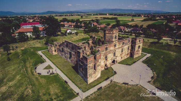 Castelul din Medieșu Aurit, fotografiat și filmat cu o dronă (Foto&Video)