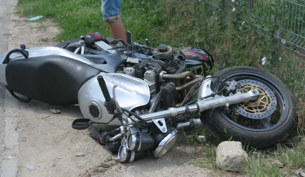 Un vitezoman a ajuns cu motocicleta în șanț