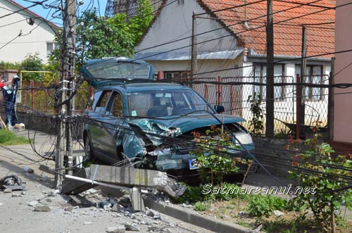 I s-a făcut rău la volan și a intrat cu mașina într-un stâlp (Foto)
