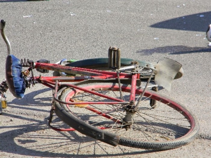 S-a îmbătat și a căzut cu bicicleta