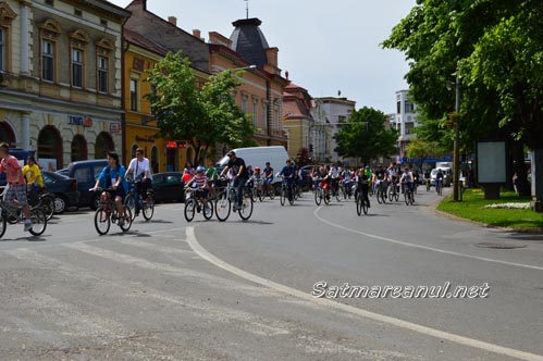 Sute de sătmăreni au pedalat pentru bibliotecă (Foto)