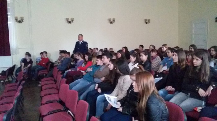 Campania „Şi tu poţi fi poliţist!”, continuă în școlile sătmărene