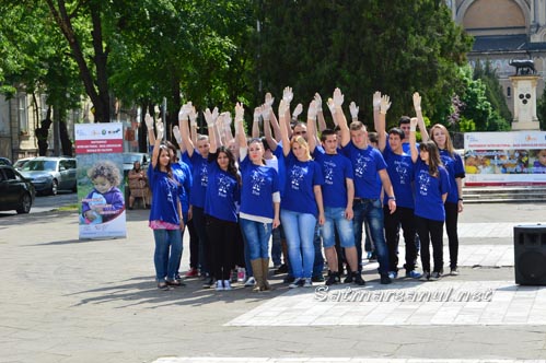 Flashmob în fața Muzeului Județean, pentru copiii străzii de la Asociația „Stea”