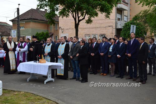 Jerbe de flori în memoria victimelor inundațiilor din 14 mai 1970