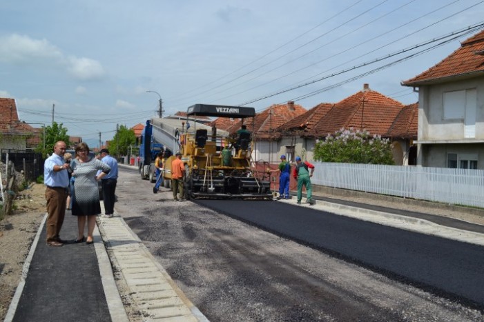 Lucrările de modernizare continuă la Negrești-Oaș: A început asfaltarea străzii Cornetului