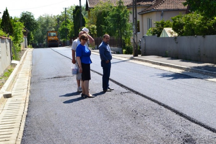 Asfaltarea străzii Cornetului din Negrești-Oaș, finalizată. A început asfaltarea pe strada Morii