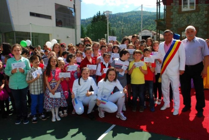 De 1 iunie, sătmăreanca Simona Pop i-a premiat pe elevii olimpici din Bușteni