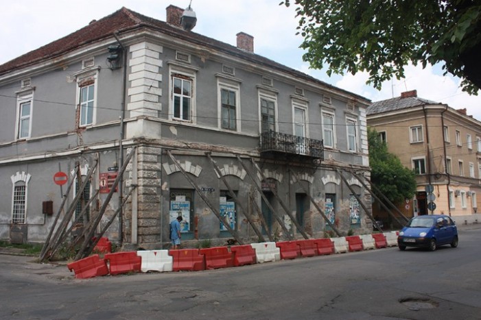 Clădirea proptită în bârne de pe Rândunelelor ar putea deveni grădiniță